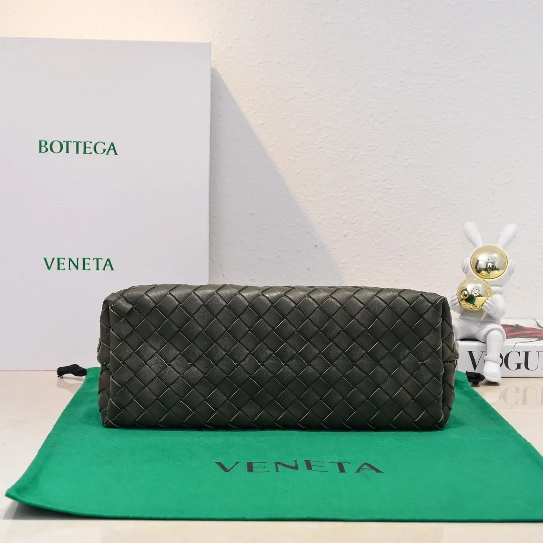 The 2023 new Andiamo batch of 2260 BV has been shipped‼ ️Really popular🔥The new Andiamo woven handbag launched by Bottega Veneta this season is really popular all over the world! ! Celebrities at home and abroad have worn it, and Oscar-winning actress Michelle Yeoh has taken it out on the street. Song Jia, Trai Yara, Yu Feihong, Sanji Ayaka, Rosie Hunting-Whiteley, Yoshioka Riho, etc. have all picked up this bag. It is classic and versatile, showing off its temperament, and the bag capacity is also large, which is very convenient for daily commuting! ! A variety of carrying methods, the shoulder straps can be adjusted by yourself, the original lambskin feels soft and delicate, and the unisex style breaks gender boundaries and brings a more practical and longer-lasting use experience. Andiamo, which has both elegant and casual styles, perfectly interprets the true appearance of "fashionable old money style". Style number: 8463 Size: 32*24*12